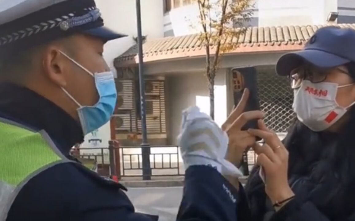 女子闯红灯被制止,当即拿出手机对着交警拍,交警淡定讲道理!