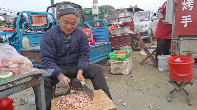 山东平邑农村大集,大姐卖肉火烧10元4个,有人坐飞机来吃,牛