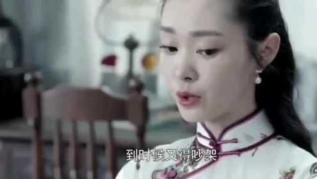 美女表面装正经,手上不停撩裙子,几个意思