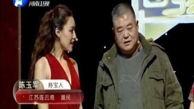 大叔拿着青铜孔雀上台,专家:独具匠心,现代人都想不出这一招