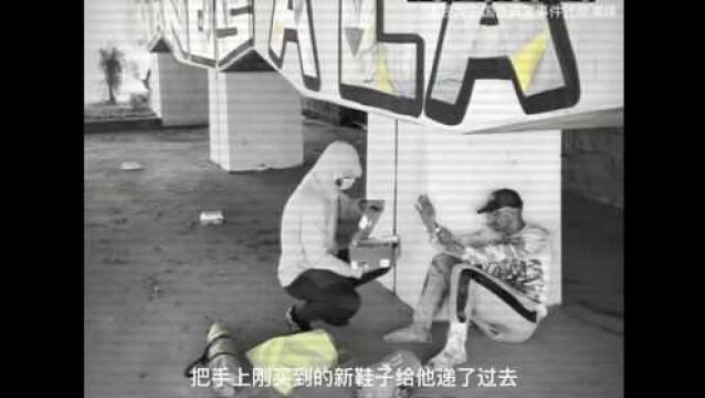 乞丐在天桥下睡觉,却发生了让他难以置信的一幕,满满的正能量