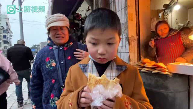 老行当的坚守 | 夫妻烧饼店做了40年“老烧饼” 让人忘不掉的老味道一个只卖2块5