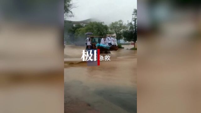 【视频】广西忻城多名学生上学途中被洪水冲走,上百村民和公安消防施救,两人不幸身亡