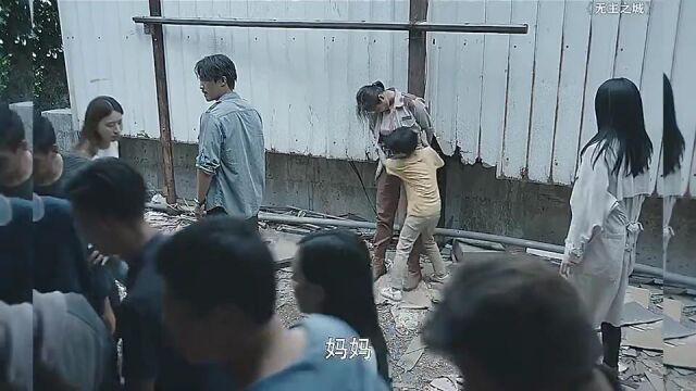 小伙帮小男孩救了丧尸妈妈,可自己却被丧尸咬了,这下要麻烦了