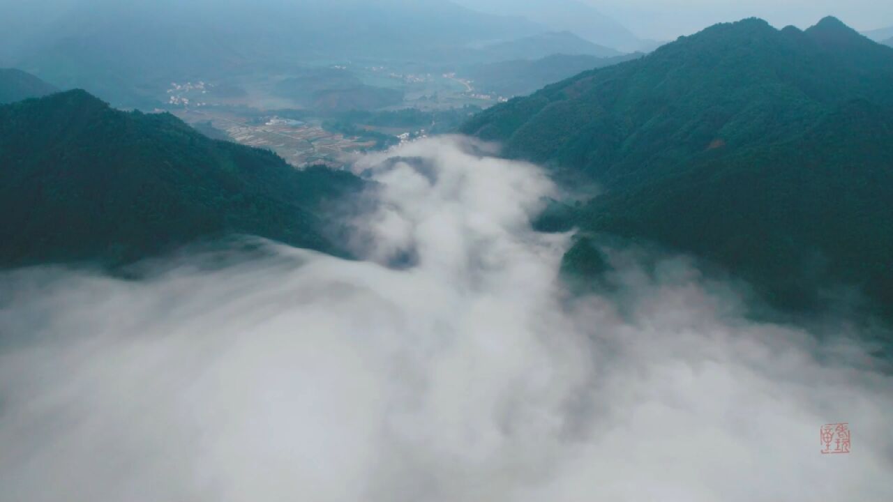 绝美!安徽黟县雨季现溪流云海