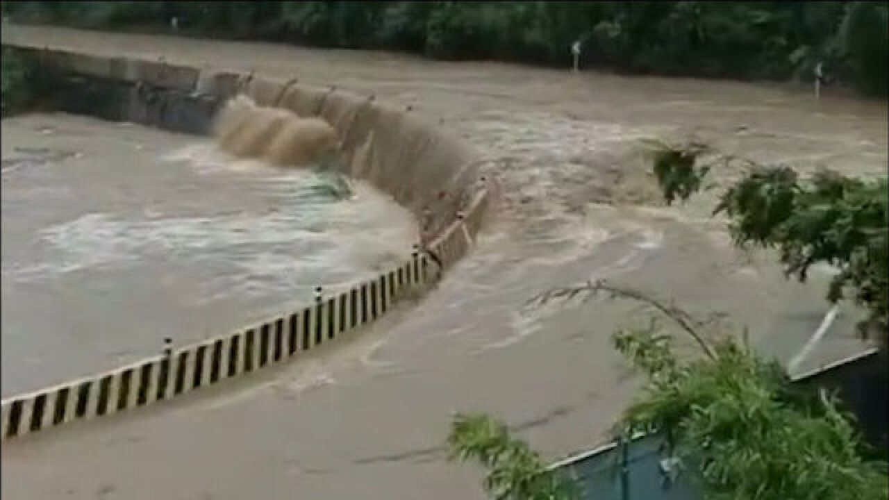 江西上饶普降暴雨:河水倒灌城区 景区暴发山洪农田被淹