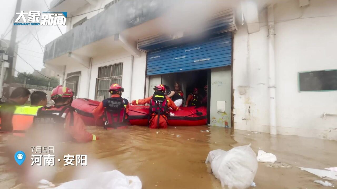 直击河南防汛前沿|安阳8名工人被困厂房屋顶,消防紧急救援转移