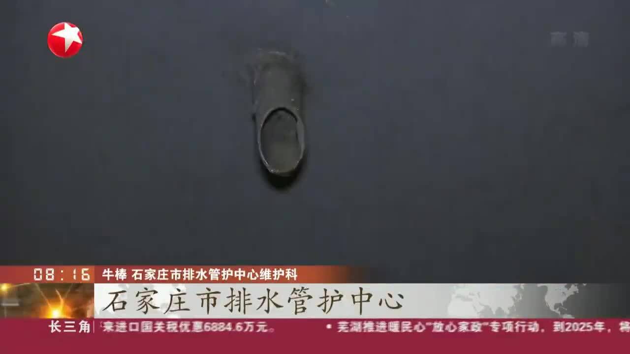 河北石家庄:持续降雨排水压力大 一线工人彻夜坚守