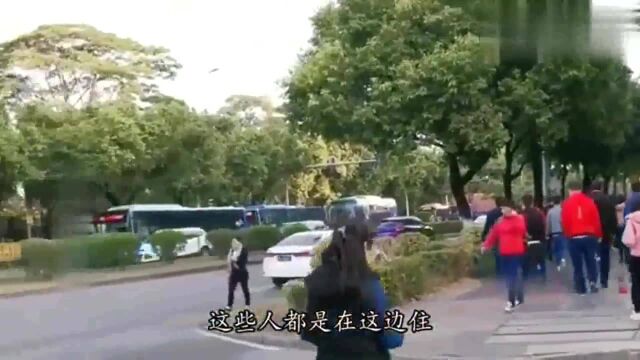 广东东莞:50000人电子厂,有150多人围在厂门口,在干什么?