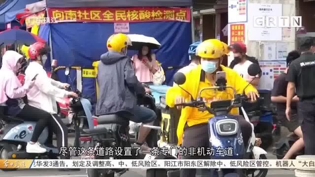 外卖员被车撞倒后遭二次碾压 交警:因紧张操作不当