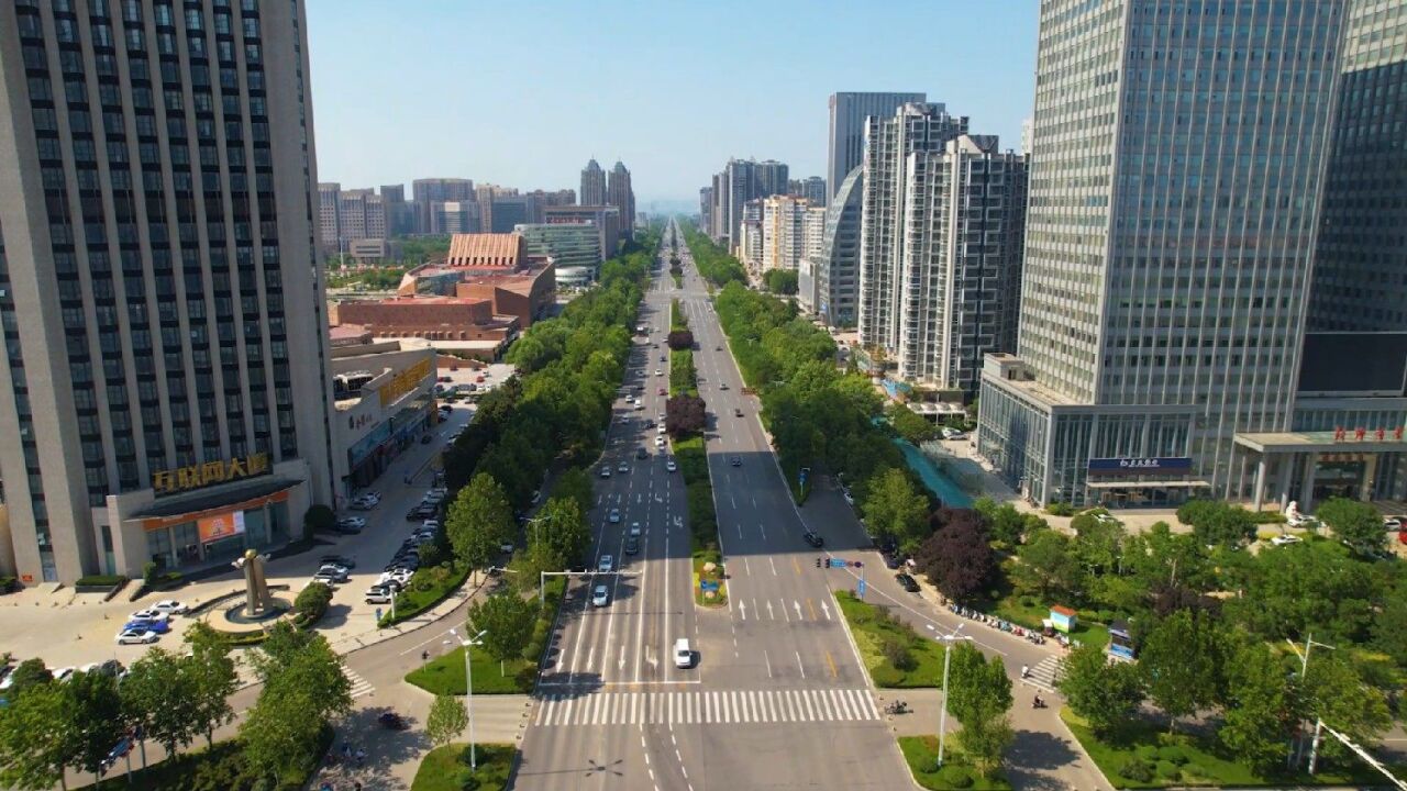 新乡市新中大道美丽街景,道路两侧高楼林立