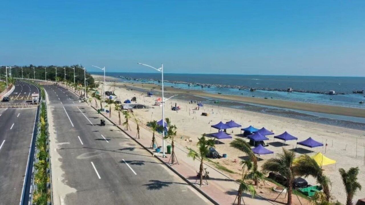 空中俯瞰广东滨海旅游公路茂名电白段,沿途处处可见美丽海景