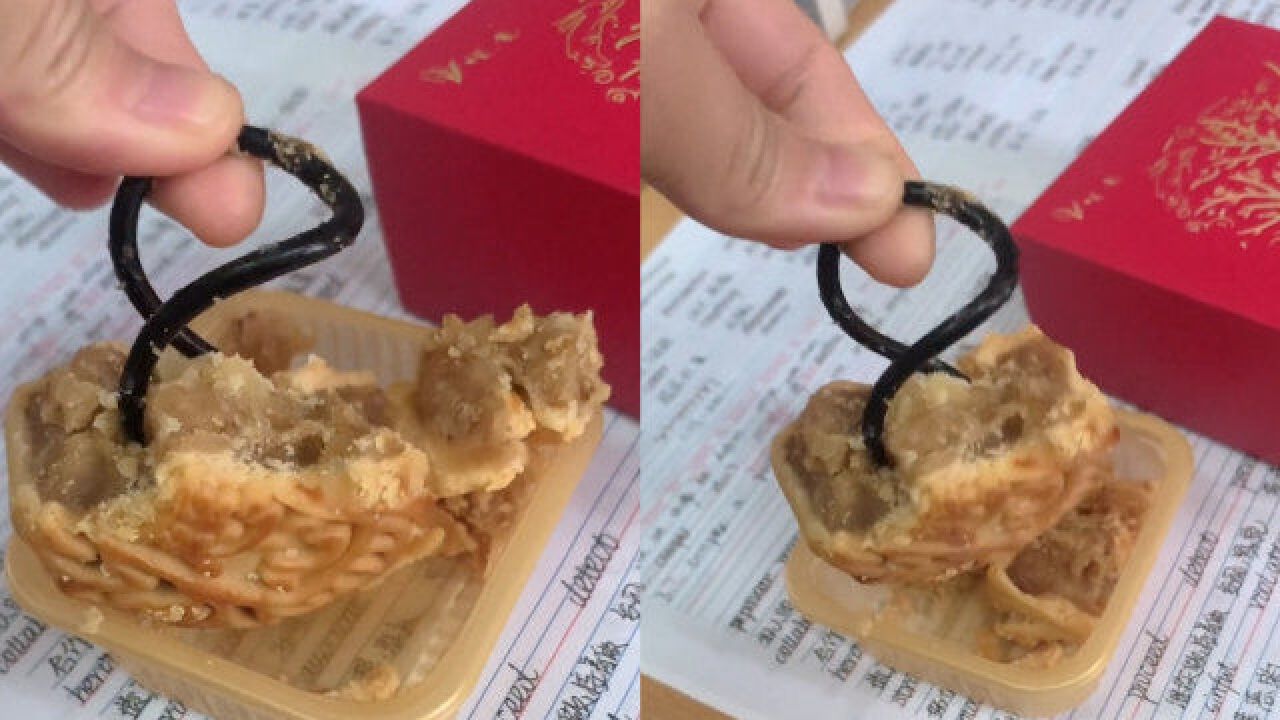 广东一宿舍吃月饼,切开发现是“电馅”:名副其实的五金月饼