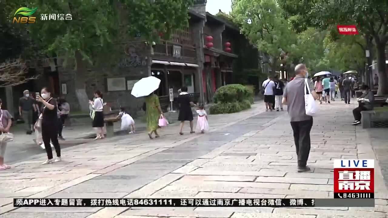 我们的节日 穿鞋踩座椅 个别不文明行为要改正