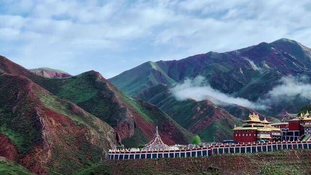 据说1276年,八思巴自内地返藏途中,曾驻锡该寺,并赐封册与该寺活佛,准其头戴金冠.#旅行 #风景 #旅行大玩家