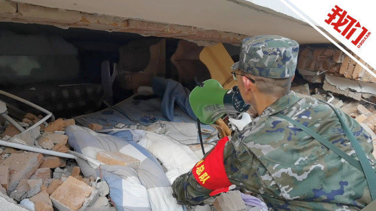 武警对泸定震中垮塌建筑地毯式搜索:用喇叭对废墟喊话搜寻被困者