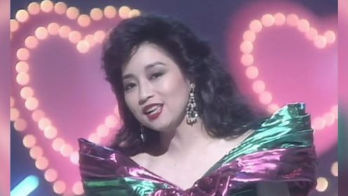 徐小凤《心恋》90年代演出现场，小凤姐的台风大气端庄迷人
