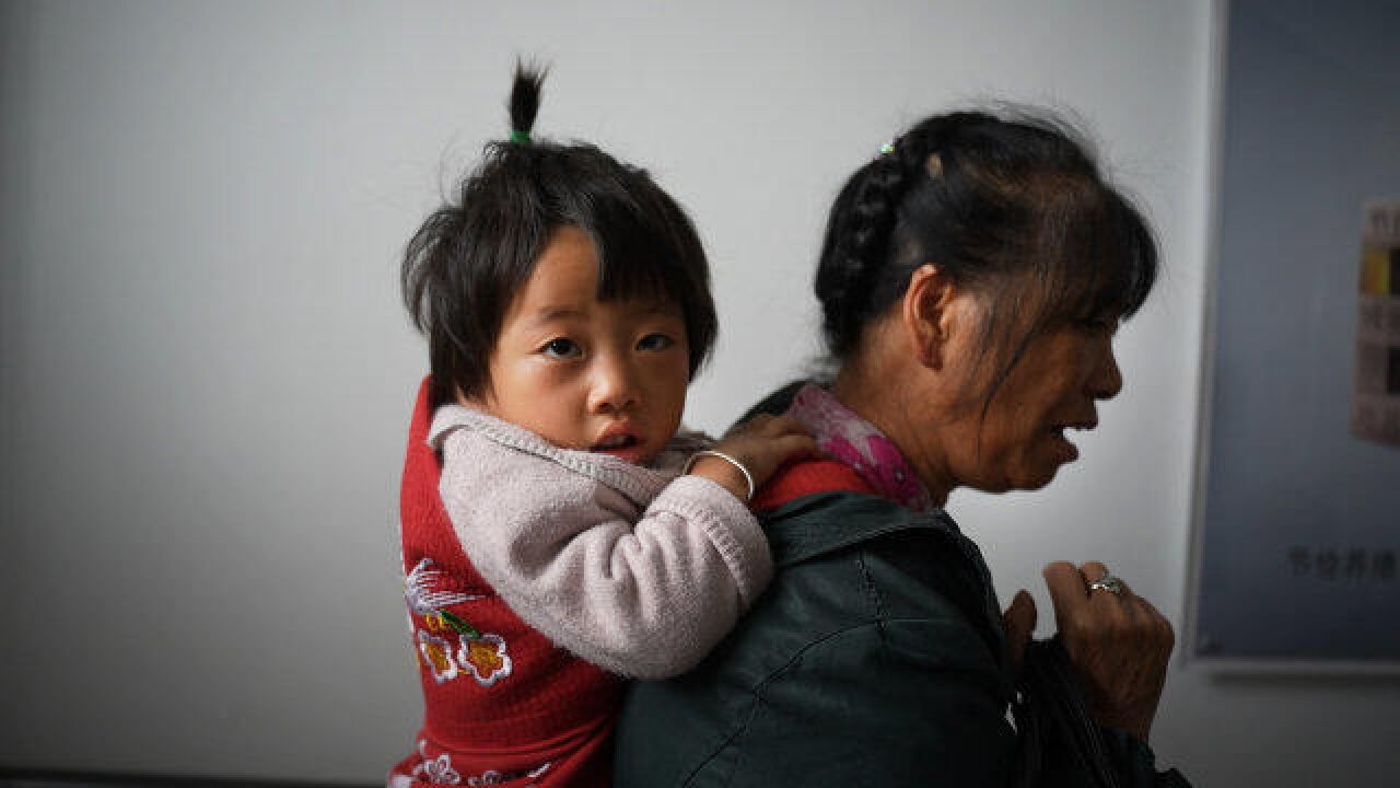 重病爷爷为救孙女放弃治疗,奶奶说起老伴泪流满面,让人动容