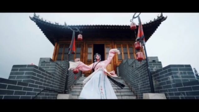 音乐MV《等你在灞桥》#作词:祁越 作曲:马耀华 原唱:梁凡 这首原创歌曲通过灞桥优美的自然风光、悠久的人文历史、优质的生态环境、优雅的文化艺术...