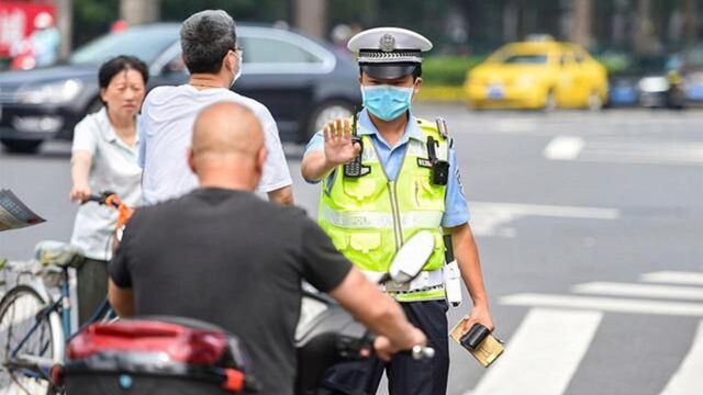 骑电动车不戴头盔被罚款20?大爷的一句话,直接问懵交警?