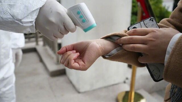 部分高校调整校门管理:师生进出不再查验健康码和核酸证明