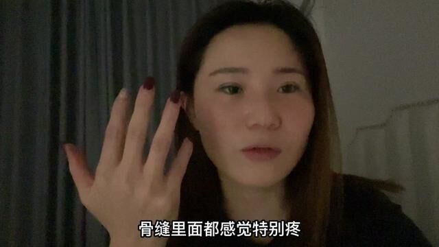 爷俩痊愈新红倒下,躺在床上呻吟无比难受,跟表妹视频互相诉苦!