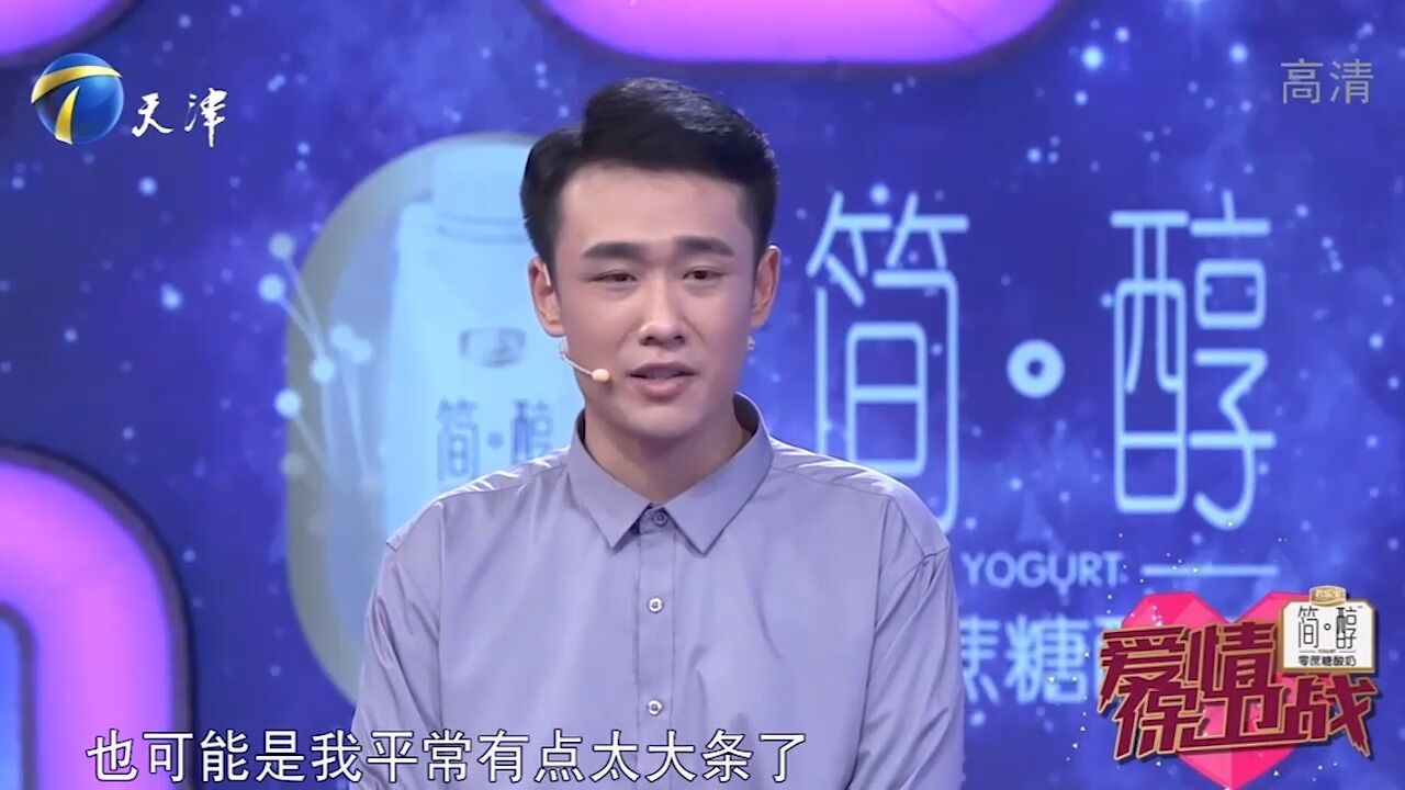 小伙与女同学亲密合照,二人勾肩搭背,行为暧昧