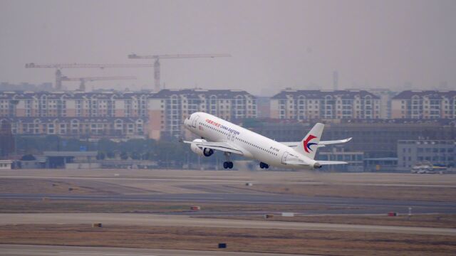 现场!全球首架C919国产大飞机开启验证飞行 首班航班号为MU7801