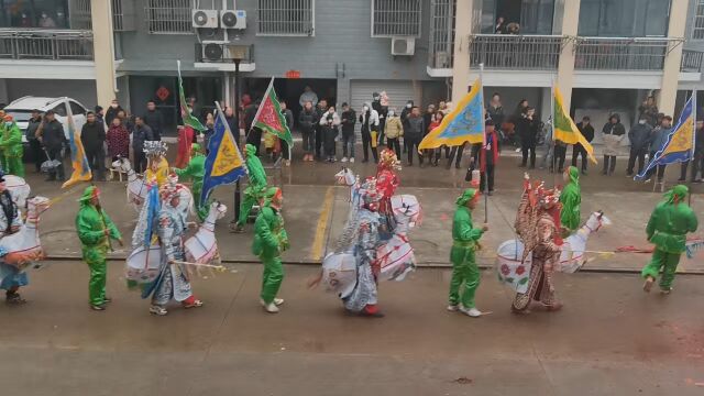 中国安徽.芜湖大许镇马灯,是芜湖地区民间在春节期间搞的一种带有演出游玩形式的演出活动.其渊源可追溯至《诗经》有记载的“祃祭”.