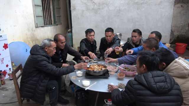 广西鱼生做法,十几斤草鱼片配十几种香料,一口鱼生下酒过瘾!爽