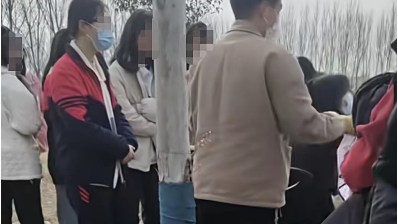 开学时女生校门口排队统一剪发,教体局:将核实调查,是学校要求