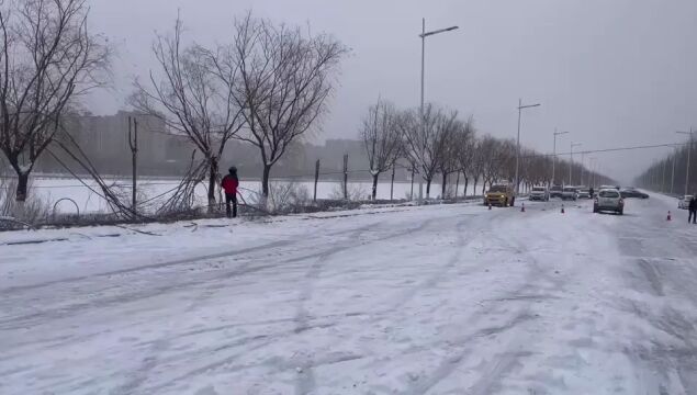 内蒙古:飞雪连天 “警”色匆匆保平安