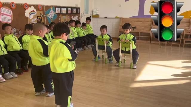 幼儿园交通安全课 让孩子认识红绿灯 南麻街道西台幼儿园 周雅晴 郑霞 审核 周在玲 刘霞 发布:李源 翟斌