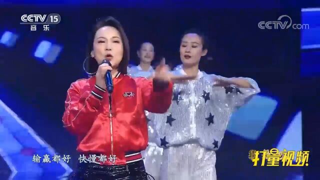 周艳泓演唱《让全世界都看到》,嗓音轻柔,让人陶醉不已