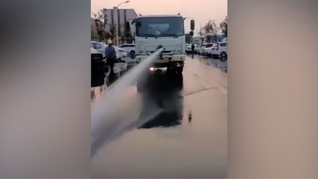 网传长沙一洒水车喷水驱赶商贩,城管:正在调查核实