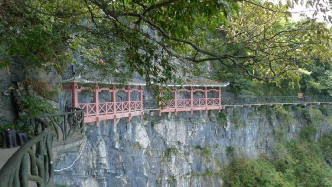 张家界永定区副区长检查天门山等景区安全生产工作