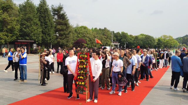 武汉旅游团湖南韶山毛主席铜像广场敬献花篮庄严三鞠躬