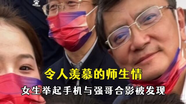 令人羡慕的师生关系,老师配合学生表演,隔着屏幕都能感受到快乐