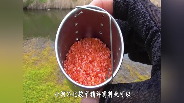 路过阴阳两面乡村小河沟,随意选个钓点,用小黑哥酒米开箱试钓