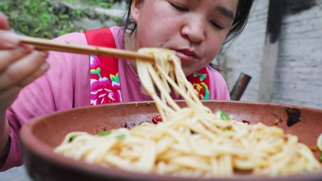 一顿猛操作,香菇酱拌粉,女子吃掉5人份,拌饭拌面都爽