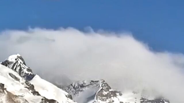 延时画面:珠峰露出“日照金山”美景