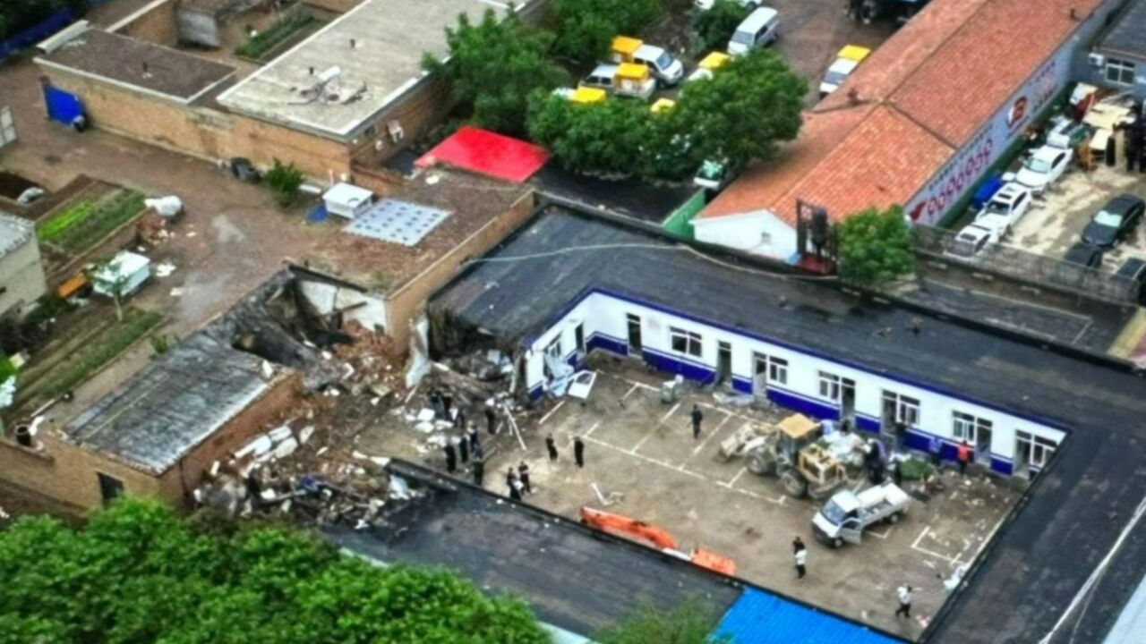 河北大城县烟花爆竹爆炸事发地:部分建筑坍塌 周边区域仍封锁中