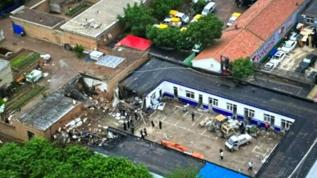 河北大城县烟花爆竹爆炸事发地:部分建筑坍塌 周边区域仍封锁中