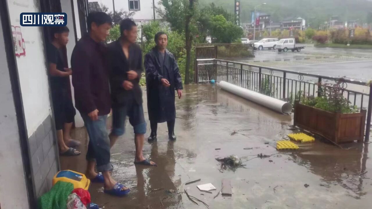 巴中南江发布暴雨红色预警 紧急转移受灾群众