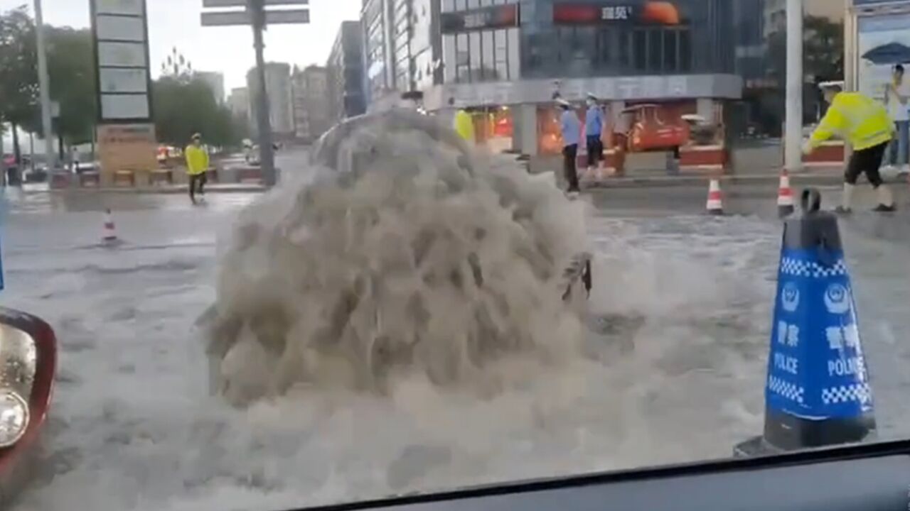 南充遭遇暴雨袭击,下水道喷出一米高水柱,大风吹走推车撞警车