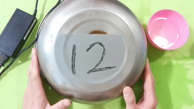 怎么在不锈钢上刻字?原来方法这么简单,用食盐水通上电就可以了