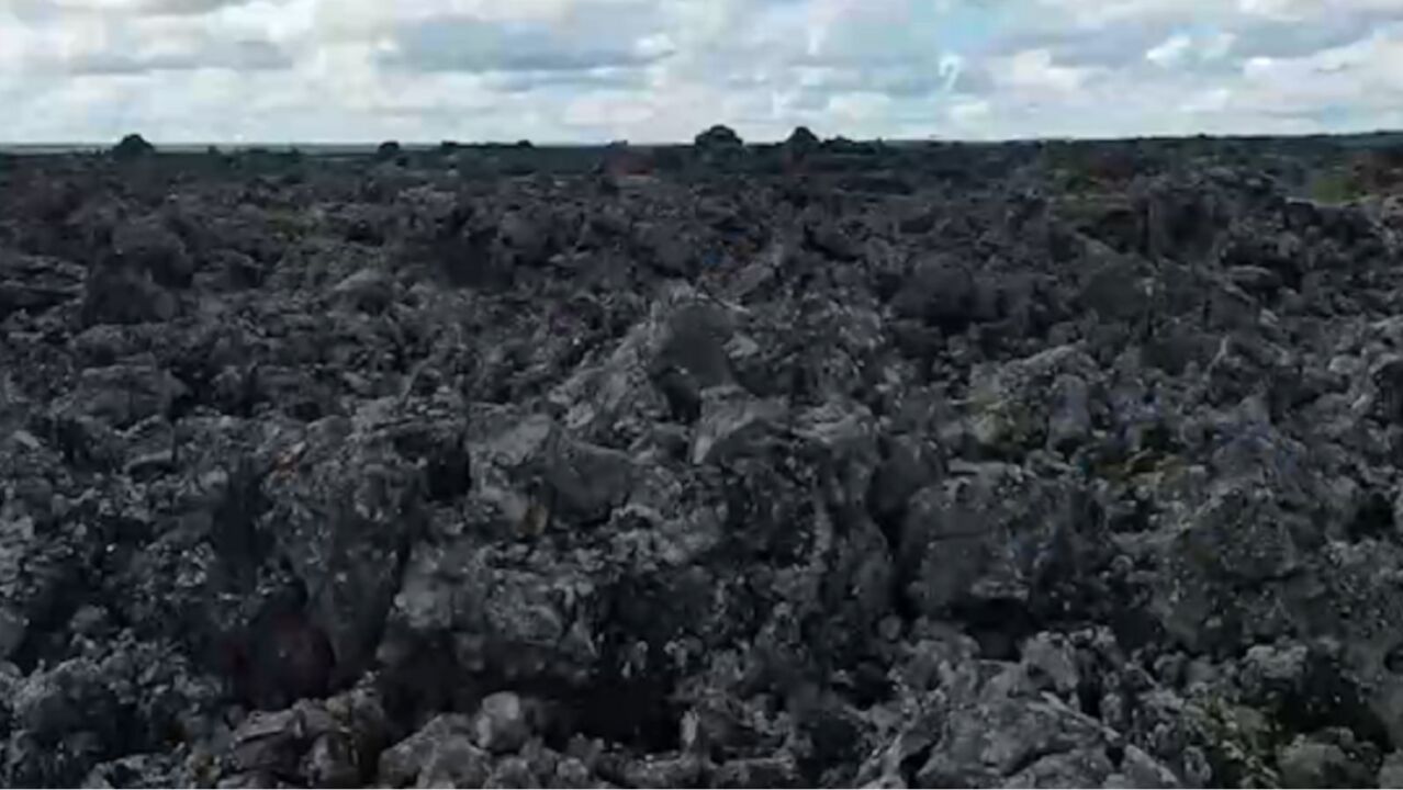 考察组来到一片黑色熔岩台地,立马被眼前的景观震撼,这样的地貌举世罕见