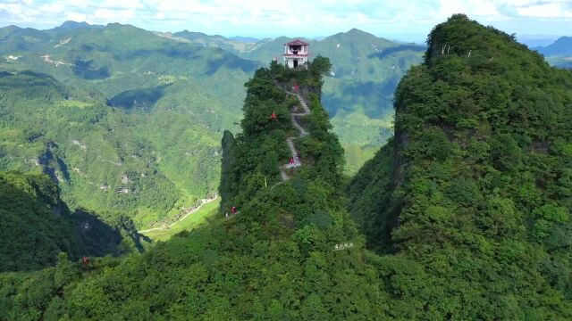 贵州大山悬崖上的二层小屋,没胆量不敢上,隔着屏幕双腿发软!