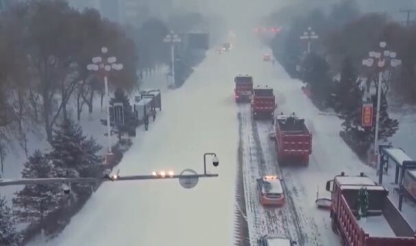 黑龙江七台河:暴雪影响客运停运,连夜清雪保畅通