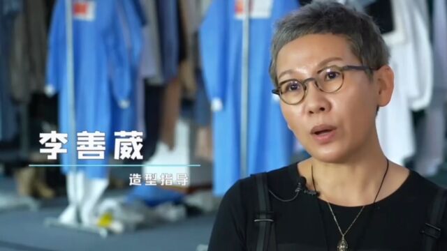 因为这个故事的背景是真实的,所以要尽量,还原真实非洲的细节